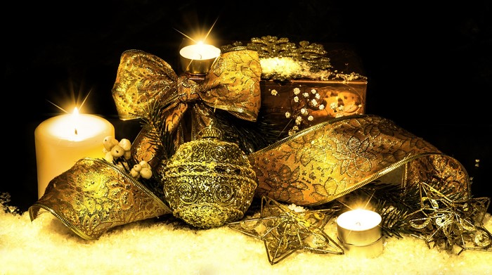 Christmas decorations with candles and ribbon