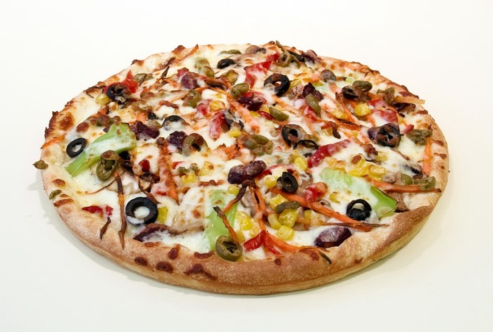 Vegetable pizza with olives and corn