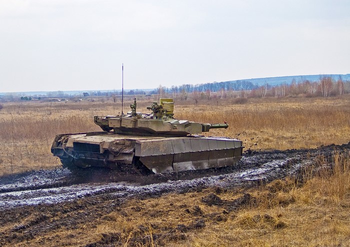 Oplot tank driving through mud