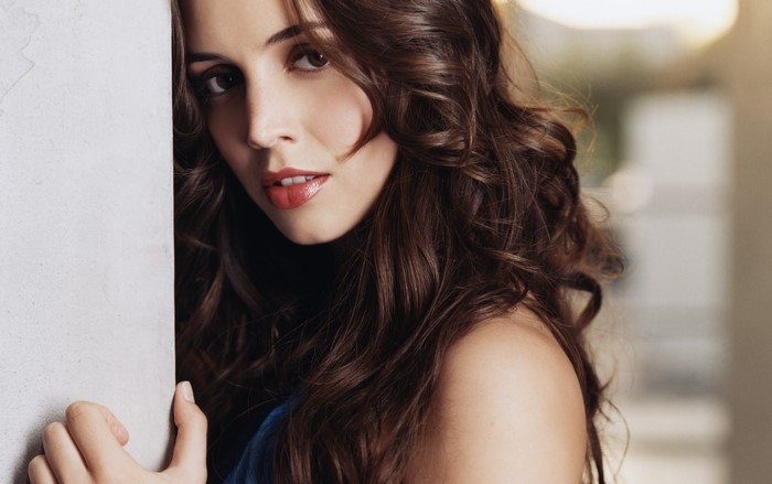 Eliza Dushku looking over shoulder