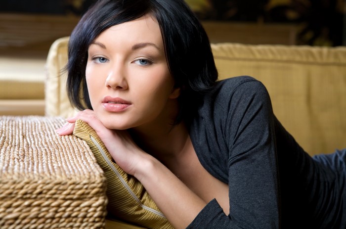 Loreen A lying on a couch