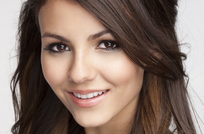 Victoria Justice smiling
