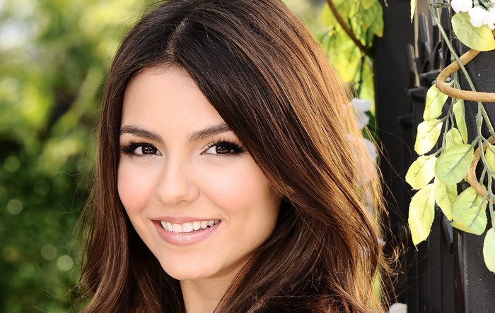 Victoria Justice smiling