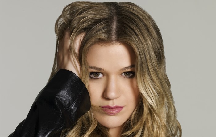 Kelly Clarkson with hand in her hair