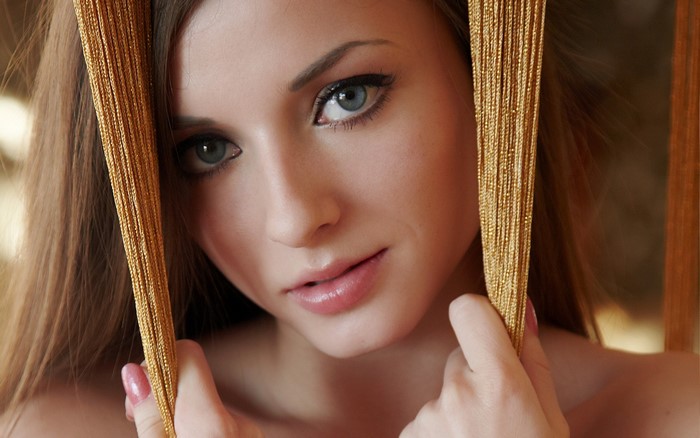 Woman with blue eyes and dark blonde hair