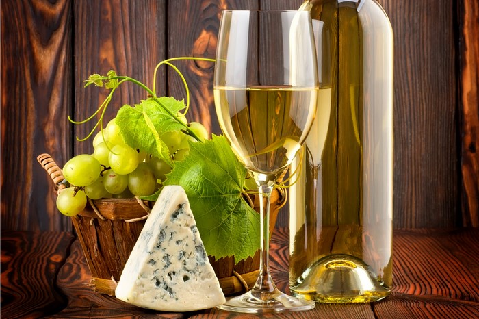 White wine with grapes and blue cheese