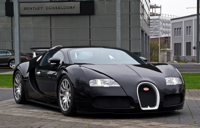 Black Bugatti Veyron 16.4 in front of Bentley Düsseldorf