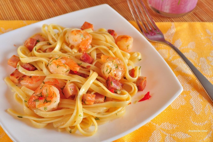 Fettuccine pasta with shrimp and bacon