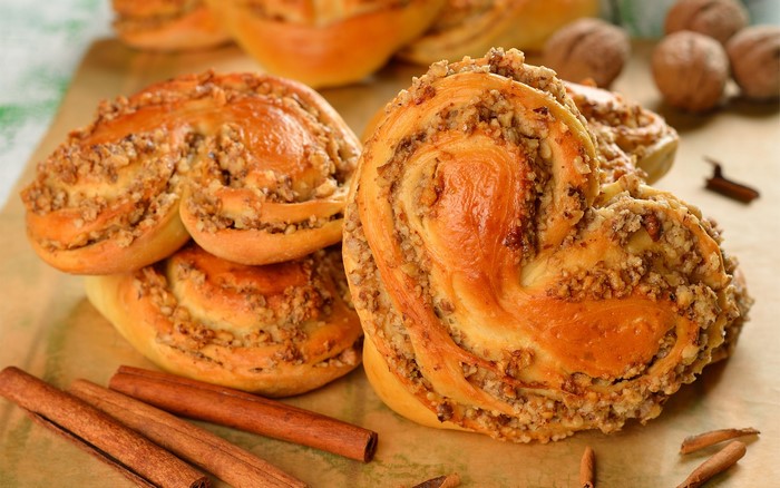 Heart-shaped walnut cinnamon buns with cinnamon sticks