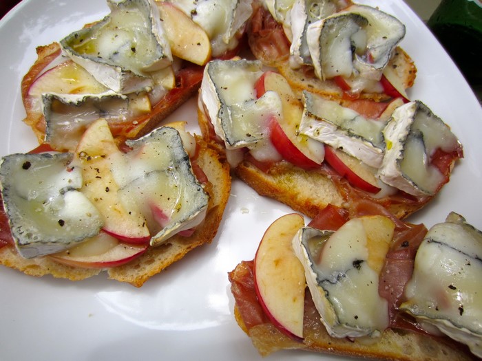 Bruschetta with cheese, apple, and prosciutto