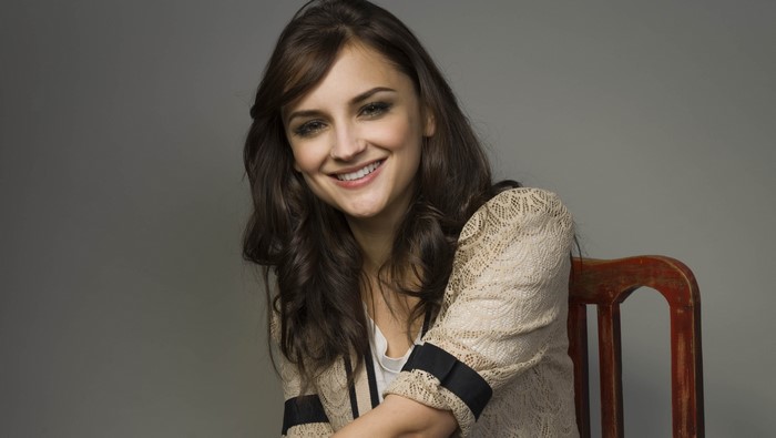 Rachael Leigh Cook smiling on a chair