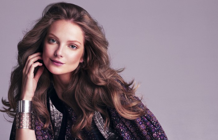 Eniko Mihalik with long brown hair and jewelry