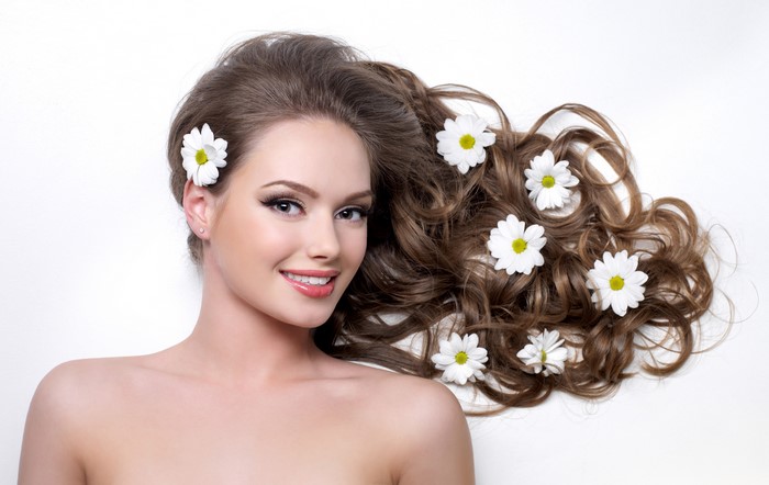 Brunette girl with camomiles in her hair