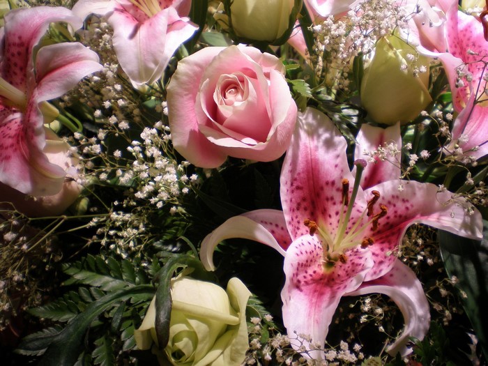 Pink and white lilies and roses bouquet