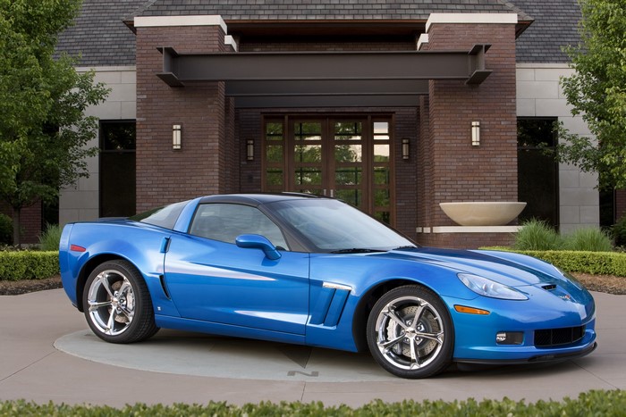 Blue Chevrolet Corvette C6 Grand Sport parked in front of a building
