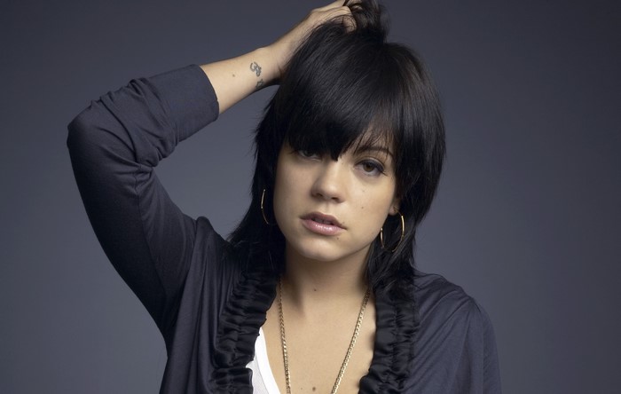 Lily Allen with hand in hair