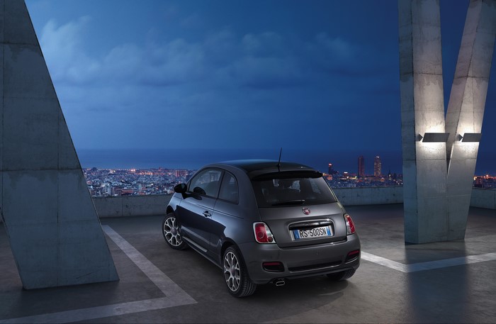 Fiat 500S rear view at night with city skyline