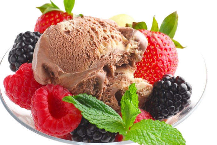 Chocolate ice cream with fresh berries and mint