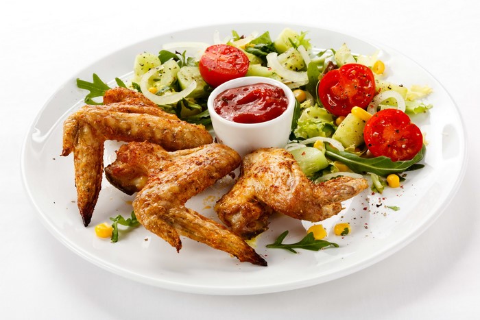 4K Roast Chicken Wings with Salad and Ketchup