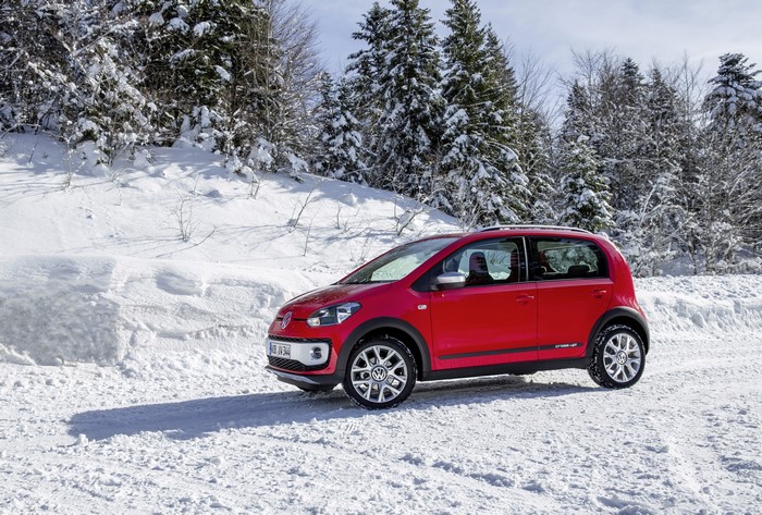 4K 2013 Volkswagen Cross Up in Snow
