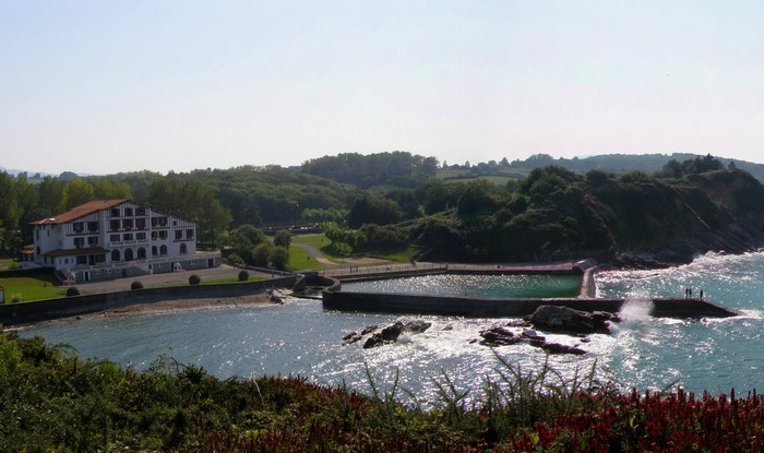 Hotel and outdoor swimming pool by the sea in Urrugne, France