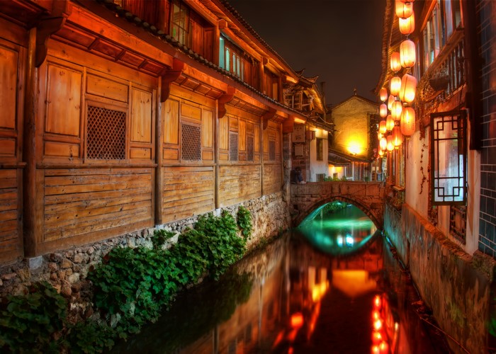 Night view of Lijiang old town with canal and lanterns