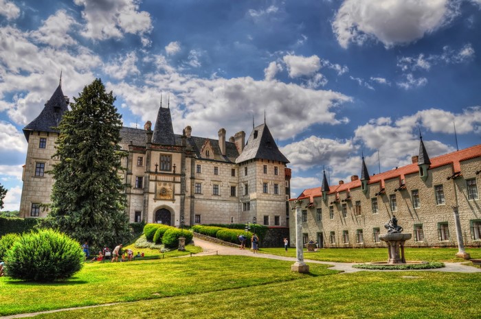 Zleby Castle in the Czech Republic with a lawn and fountain