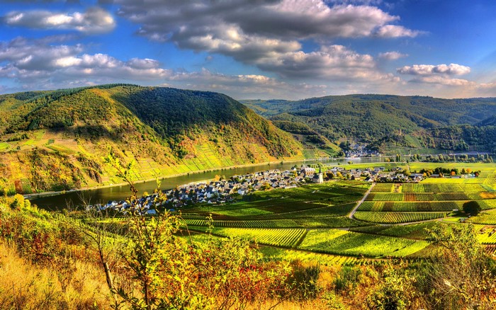 Ellenz-Poltersdorf, Germany: River valley with vineyards and mountains