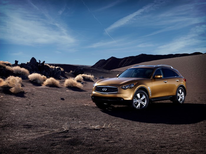 2009 Infiniti FX35 in a desert landscape