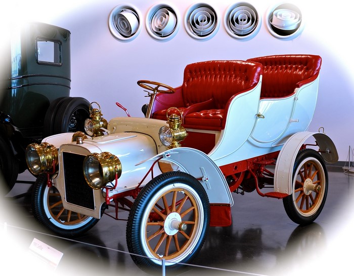1906 Cadillac touring car
