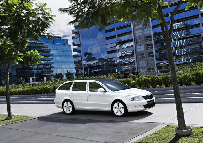 White Skoda Octavia Green E Line Station Wagon