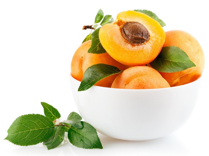 Apricots in a bowl with leaves