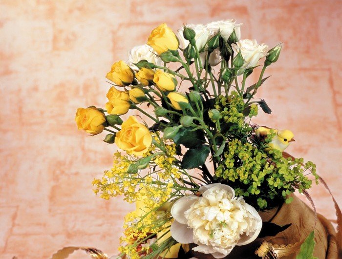 Bouquet of yellow and white roses with a decorative bird