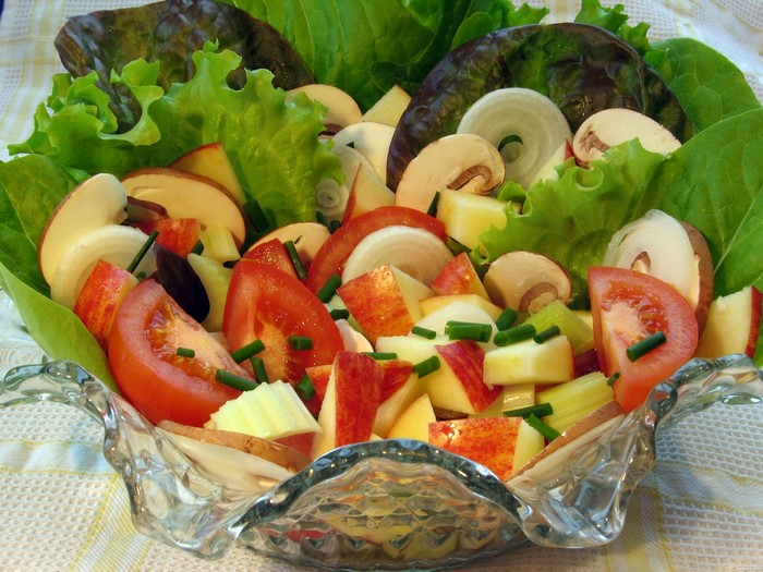 Salad with mushrooms, tomatoes, apples, and lettuce