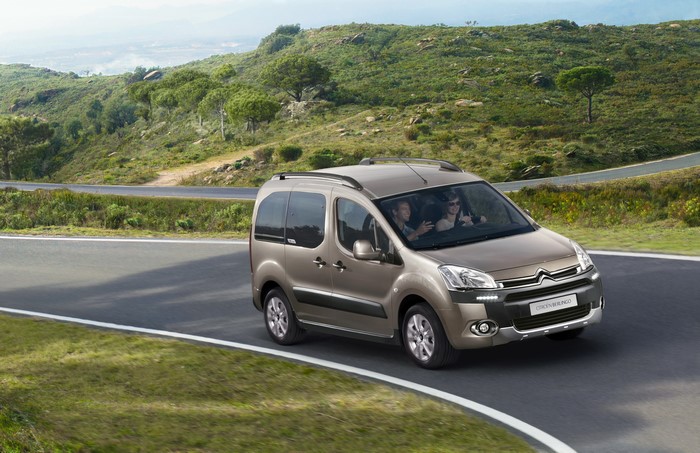 Citroen Berlingo driving on a winding road
