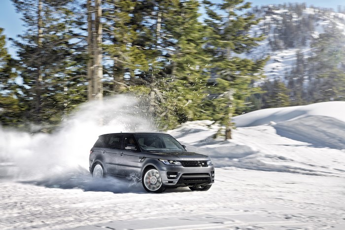 2014 Range Rover Sport driving in snow
