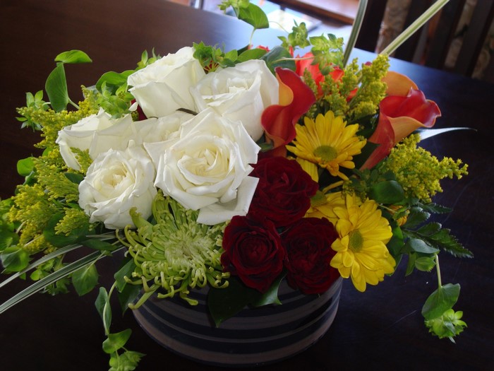 Floral arrangement with roses and daisies