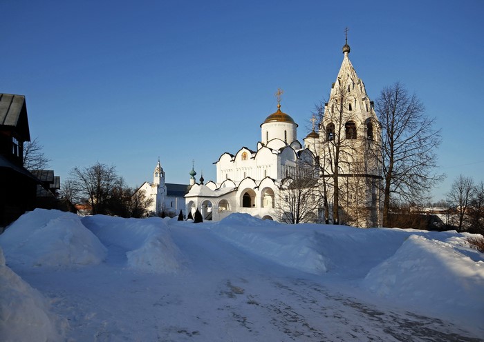 White churches and bell tower in Suzdal, Russia during winter