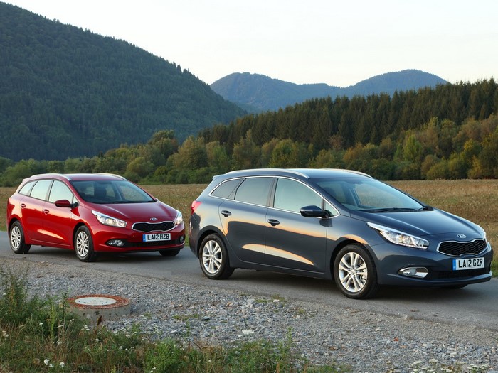 2012 Kia Ceed Station Wagon cars on a road
