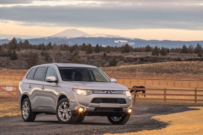 2014 Mitsubishi Outlander SE parked outdoors