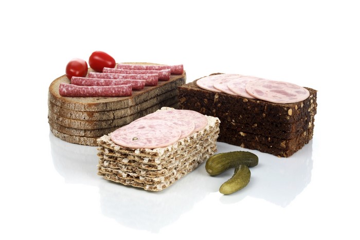 Bread with sausage, tomatoes, and pickles