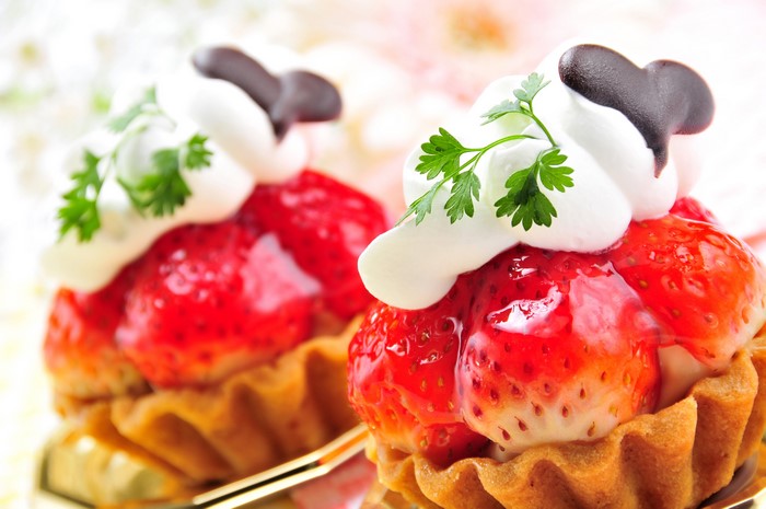 Strawberry Little Cakes with Cream and Chocolate