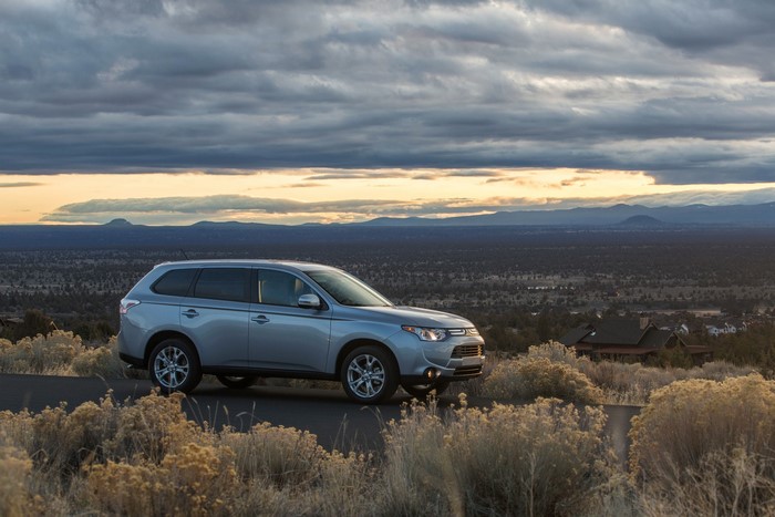 2014 Mitsubishi Outlander SE parked on a road
