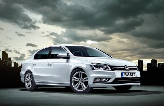 White 2013 Volkswagen Passat sedan