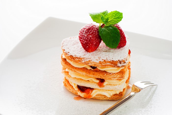 Heart-shaped strawberry cake with powdered sugar