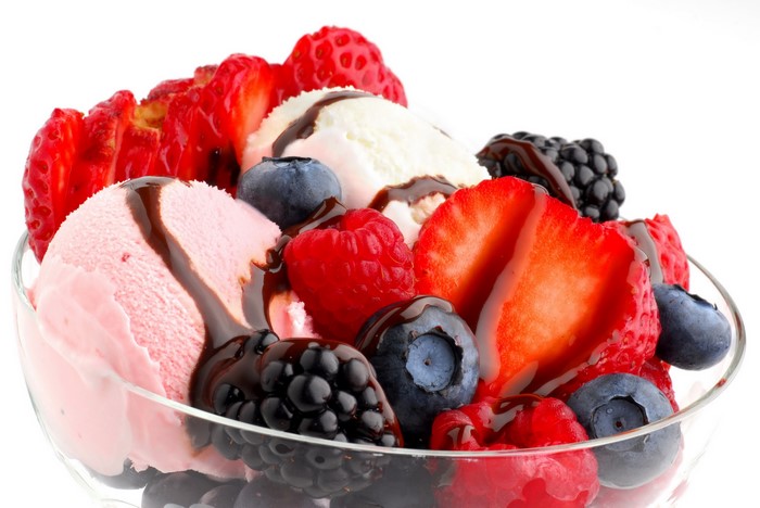Ice cream sundae with berries and chocolate sauce