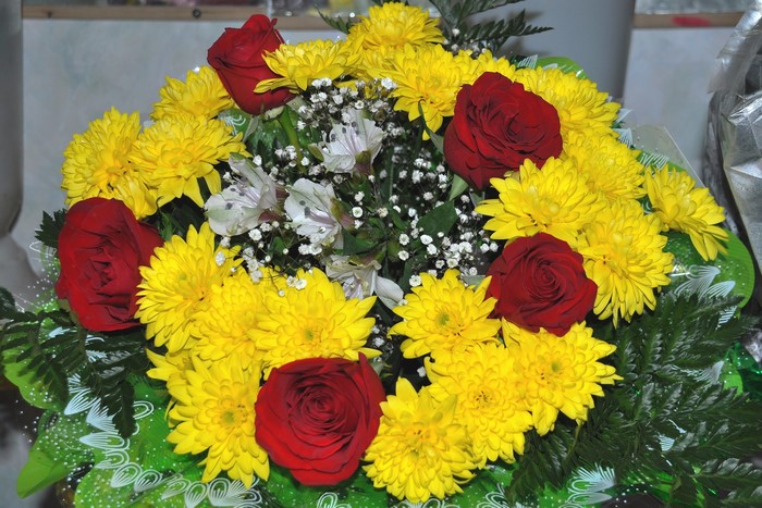 Bouquet of red roses and yellow chrysanthemums