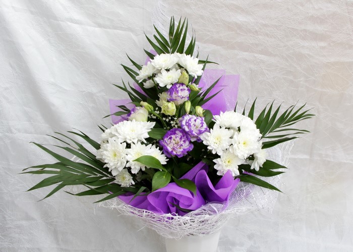 Bouquet of white chrysanthemums and purple lisianthus