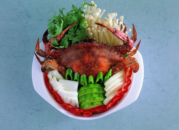 Steamed Crab with Enoki Mushrooms and Vegetables