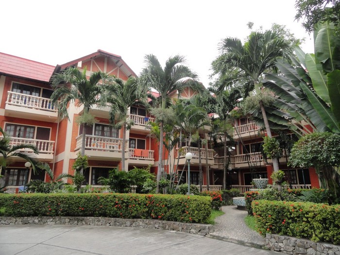 Hotel in Chonburi, Thailand with palm trees